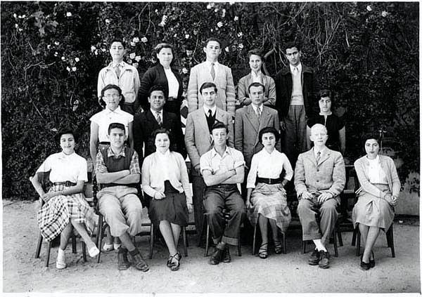 s_1951-1952_2de M2.jpg - Lycée Saint Aulaire - TANGER / MAROC - Année Scolaire 1951-1952 Classe de 2de M2Photo communiquée par Raquel Bendelac  De gauche à droite et de haut en bas: - Paul Spizzi, Liliane Kerhornou, Philippe Leflancher, Annie Bastard, René Farache - Colette Auger, Abdelwahab Bennani, Samuel laredo, Jimmy Pimienta, Gladys Laredo. - Raquel Bendelac, José Vallejo, Nicole Bonaini, Albert Satinger, Lina Coriat, ? , Ruth Laredo 